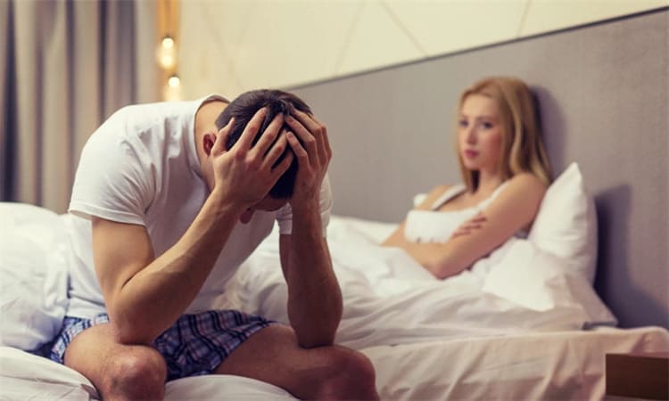 熟齡男性因壓力作息與體力起伏影響親密節奏的情境圖
