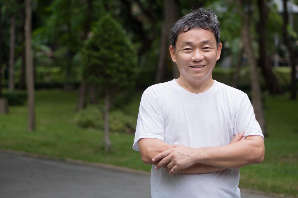 熟齡男性日常保養與健康生活情境圖